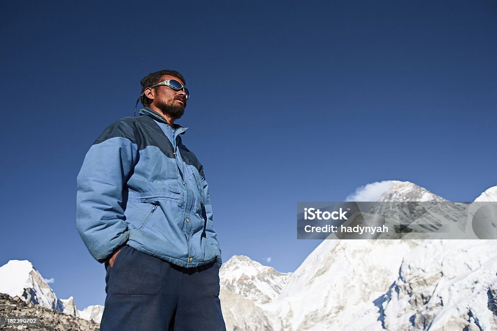 Il nepalese Sherpa è guardando in Himalaya - Foto stock royalty-free di Occhiali da sole