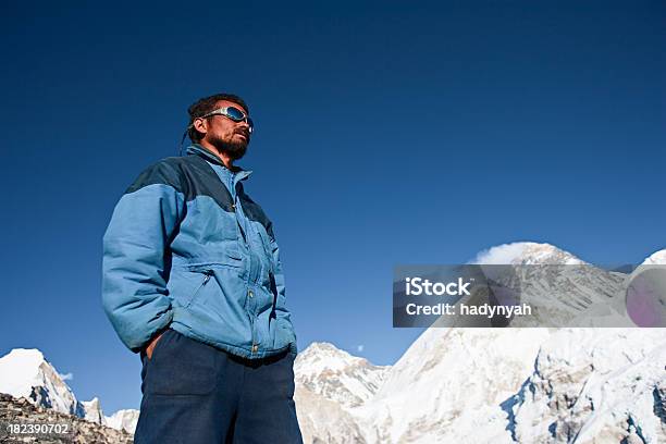 Il Nepalese Sherpa È Guardando In Himalaya - Fotografie stock e altre immagini di Occhiali da sole - Occhiali da sole, Polarizzatore, Ambientazione esterna