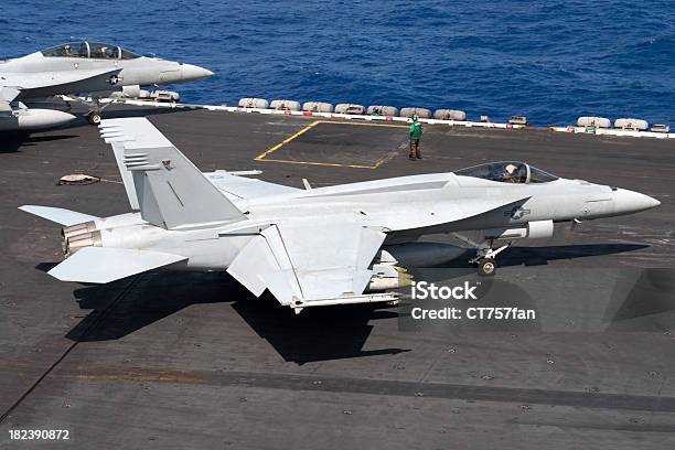 Jet Luchador De Foto de stock y más banco de imágenes de Portaaviones - Portaaviones, Armada, Cubierta