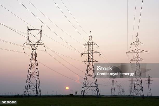 Foto de Winnipeg Linhas De Energia e mais fotos de stock de Alto - Descrição Geral - Alto - Descrição Geral, Ampério, Cabo