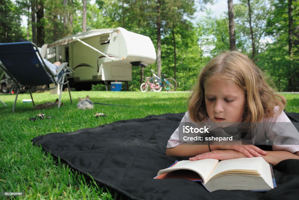 Mädchen lesen Während Campen - Lizenzfrei Buch Stock-Foto