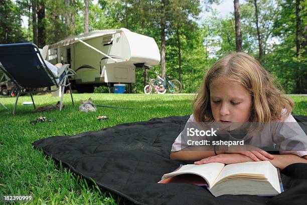 Mädchen Lesen Während Campen Stockfoto und mehr Bilder von Buch - Buch, Lesen, Teenager-Alter