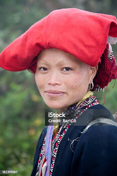 Вьетнам Красный Dzao Женщина Возле Sapa — стоковые фотографии и другие картинки Аборигенная культура - Аборигенная культура, Азиатская культура, Азия