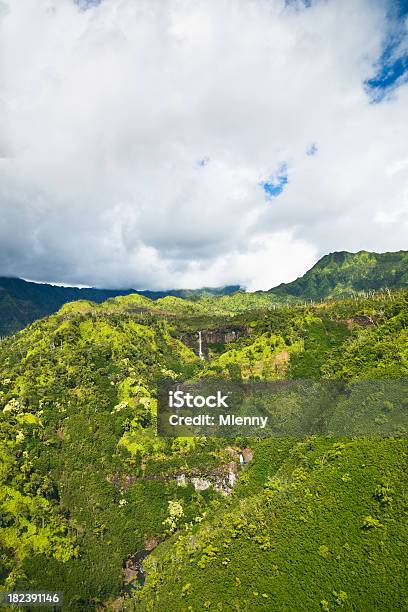 Photo libre de droit de Hawaï Vallée De Kalalau Cascades Île De Kauai banque d'images et plus d'images libres de droit de Beauté - Beauté, Beauté de la nature, Canyon