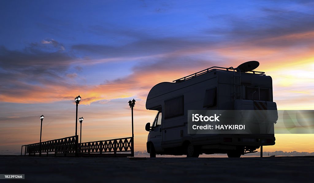 Caravan na estrada e Ponte ao pôr do sol - Royalty-free Caravana Foto de stock