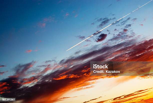 Cielo Con Nubes Y Avión Foto de stock y más banco de imágenes de Abstracto - Abstracto, Aire libre, Amarillo - Color