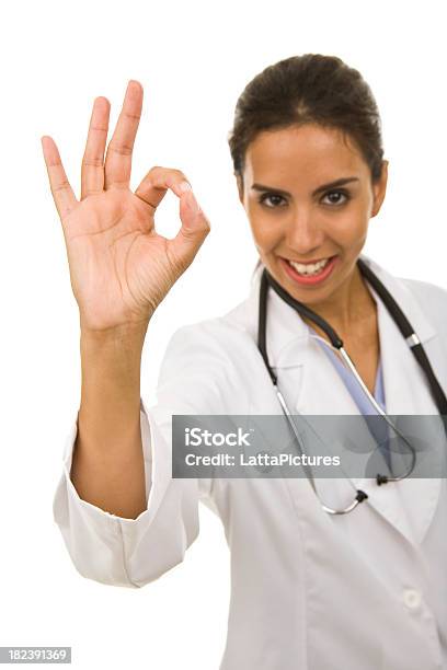 Doctora Gesticular Bueno Señal Fondo Blanco Foto de stock y más banco de imágenes de Doctora - Doctora, Fondo blanco, Gesto de OK