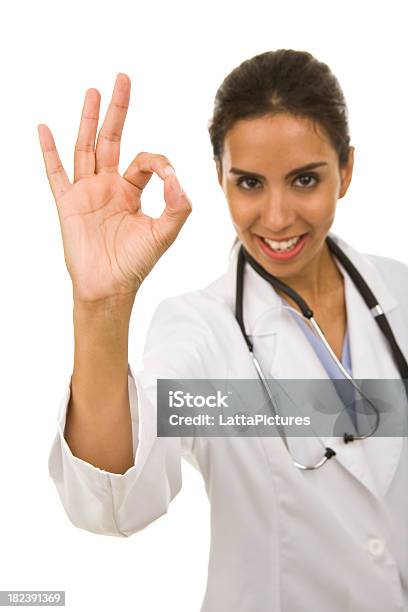 여성 담담의 몸짓 괜찮죠 팻말 흰색 배경 여자 의사에 대한 스톡 사진 및 기타 이미지 - 여자 의사, 오케이, 흰색 배경