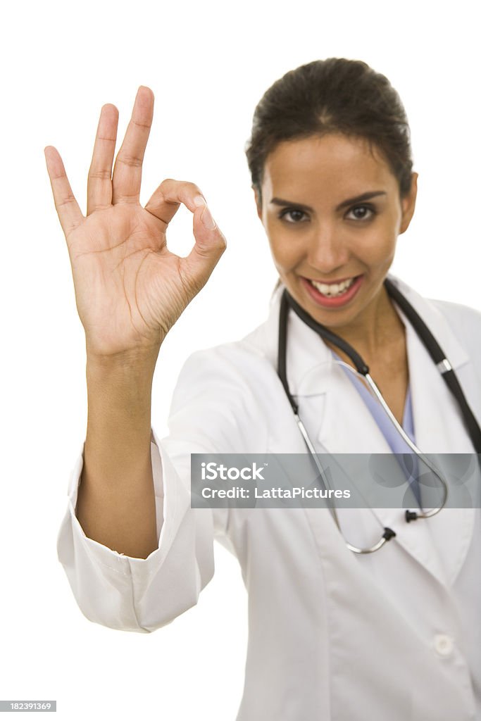 Feminino médico balançando um bastão sinal de OK, fundo branco - Foto de stock de Fundo Branco royalty-free