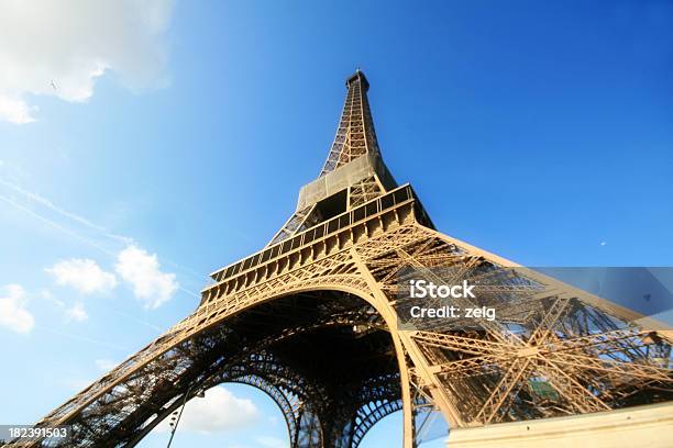 Torre Eiffel - Fotografie stock e altre immagini di Ambientazione esterna - Ambientazione esterna, Architettura, Blu