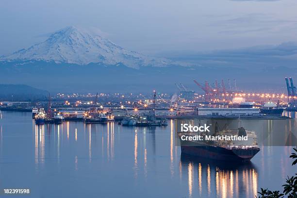 Port Of Tacoma Z Mount Rainier W Tle - zdjęcia stockowe i więcej obrazów Stan Waszyngton - Stan Waszyngton, Port Of Tacoma, Tacoma