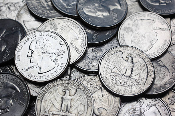 монеты - stack quarter coin us coin стоковые фото и изображения