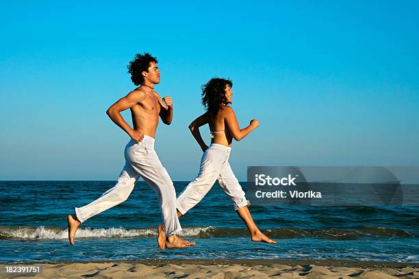 Corriendo En La Playa Foto de stock y más banco de imágenes de Actividad - Actividad, Actividades y técnicas de relajación, Adulto
