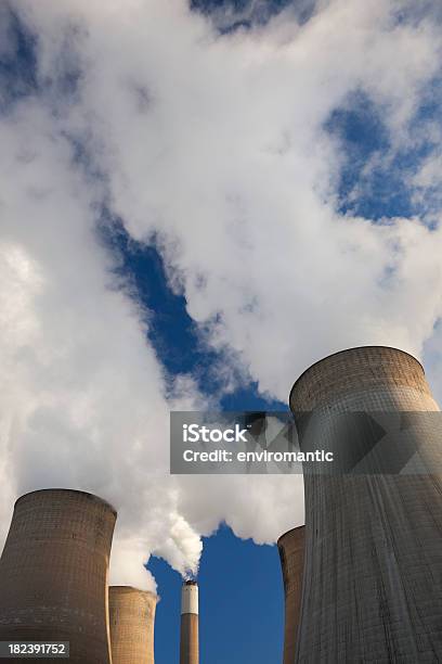 Torri Di Raffreddamento Di Una Centrale Elettrica A Carbone Alimentata - Fotografie stock e altre immagini di Centrale elettrica