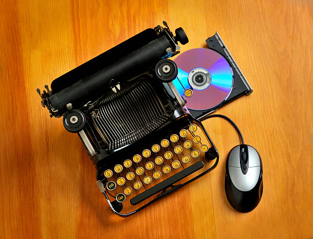 современные и старые мировые технологии; классический пишущая машинка с бк выдвижной ящик - typewriter typewriter key old typewriter keyboard стоковые фото и изображения