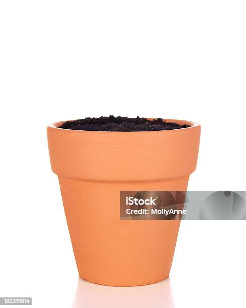 Foto de Clay Vaso De Flor Com Sujeira e mais fotos de stock de Vaso de flor - Vaso de flor, Cerâmica de Terracota, Ninguém