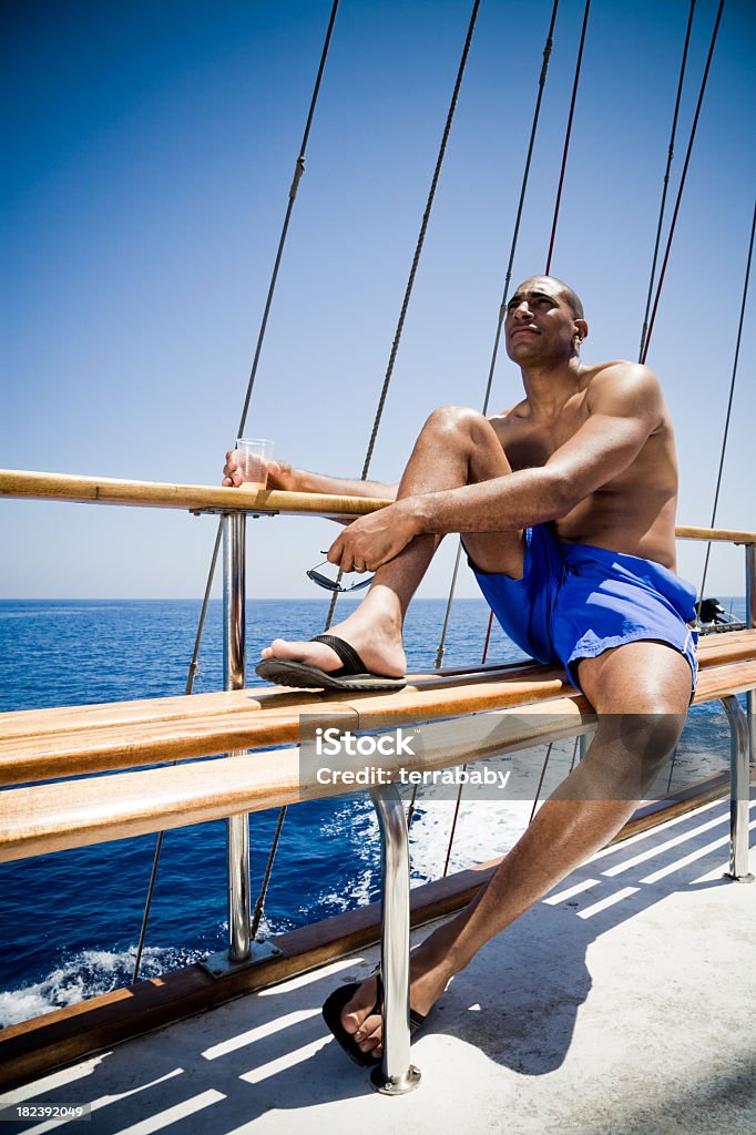 Лодке в лучах летнего солнца - Стоковые ф�ото Мужчины роялти-фри
