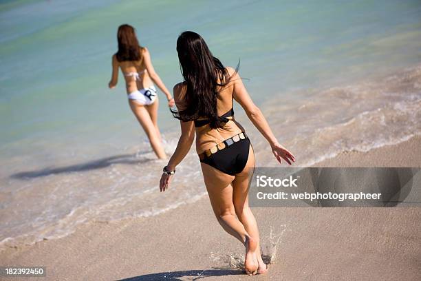 Donna Sulla Spiaggia - Fotografie stock e altre immagini di Acqua - Acqua, Adulto, Ambientazione esterna