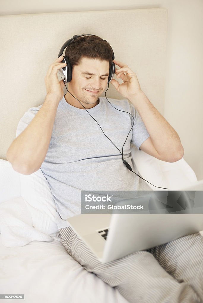 Человек, слушая музыку с ноутбуком на круг - Стоковые фото 30-39 лет роялти-фри