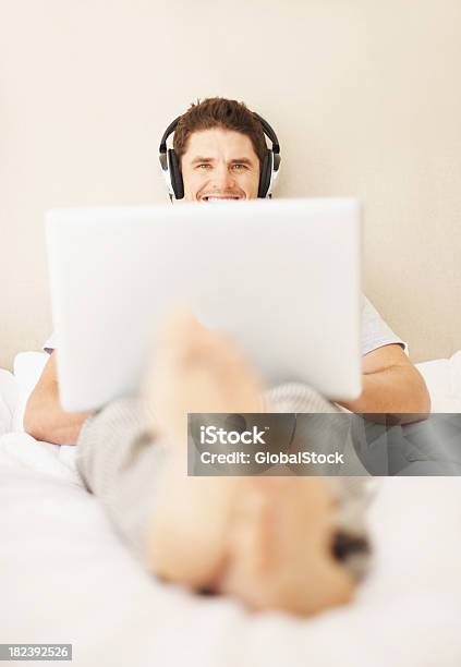 Foto de Homem Feliz Ouvir Música Enquanto Estiver Usando O Laptop e mais fotos de stock de 30 Anos