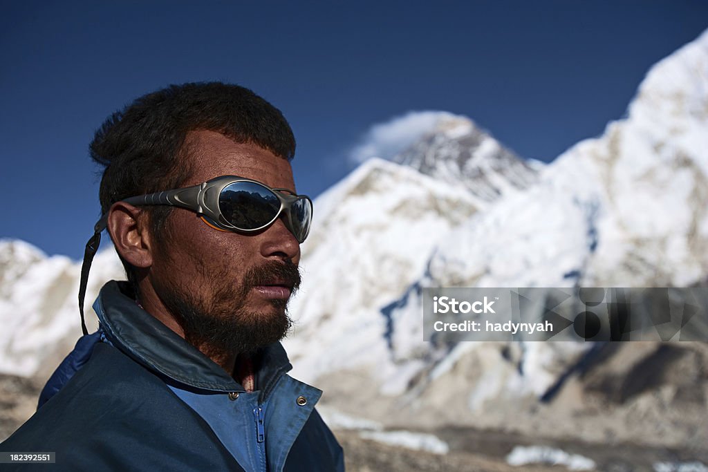 Nepali Sherpa é olhar sobre Himalaias - Royalty-free Sherpa Foto de stock
