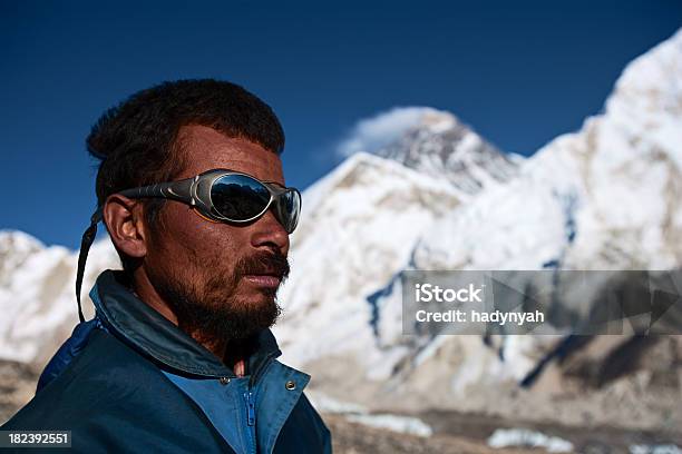 Nepali Sherpa É Olhar Sobre Himalaias - Fotografias de stock e mais imagens de Sherpa - Sherpa, Monte Everest, Ao Ar Livre
