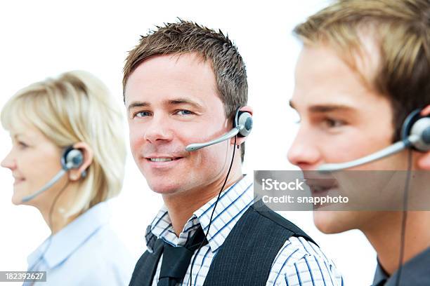 콜 센터 직원을 통해 고객 서비스 헤드셋 3 명에 대한 스톡 사진 및 기타 이미지 - 3 명, 30-34세, 갈색 머리