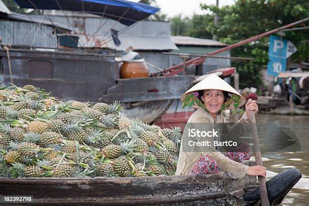 Foto de Vietnã Mercado Flutuante Perto De Can Tho e mais fotos de stock de Adulto - Adulto, Adulto maduro, Chapéu de Palha Estilo Oriental