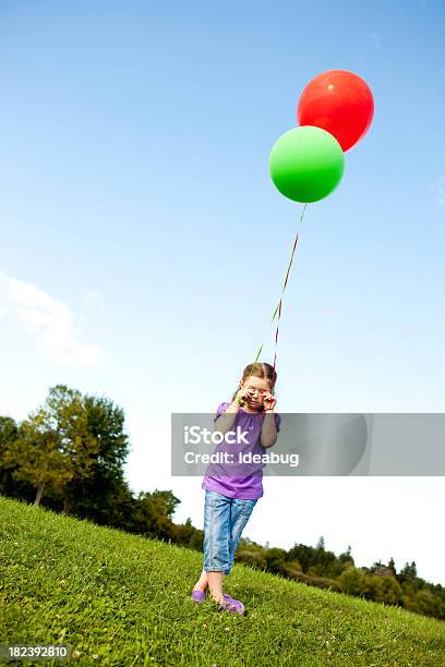 Triste Young Girl Holding Globos Solo Afuera Foto de stock y más banco de imágenes de 6-7 años - 6-7 años, Aire libre, Campo - Tierra cultivada