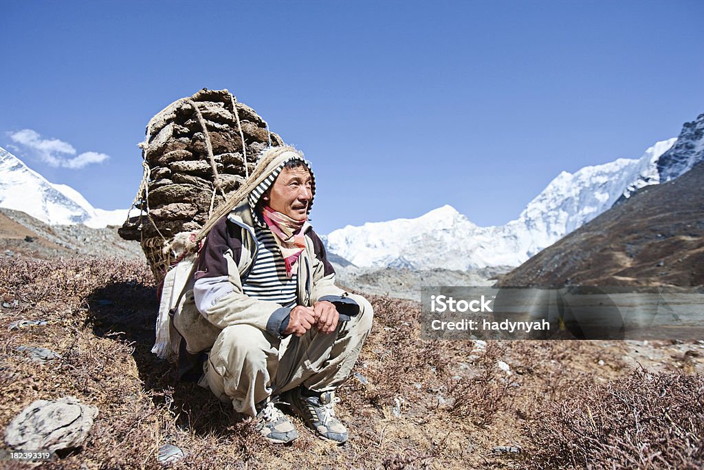 Nepalês porter - Foto de stock de Adulto royalty-free