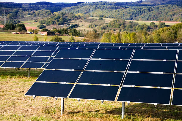granja de energía solar en el campo - eos5d fotografías e imágenes de stock