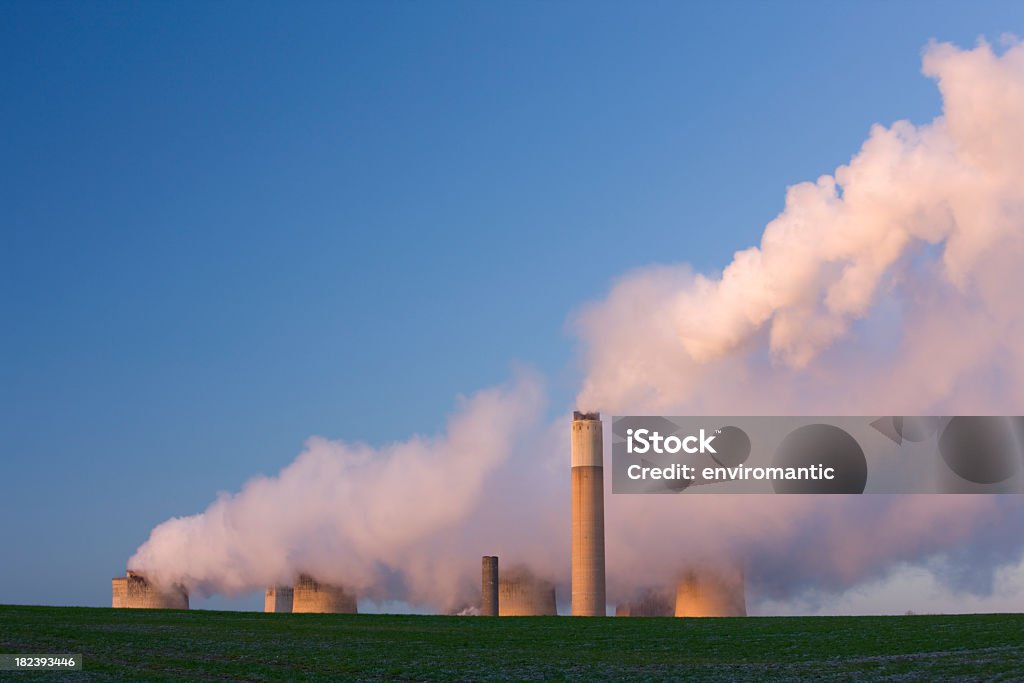 Kraftwerk in die Landschaft. - Lizenzfrei Abgas Stock-Foto