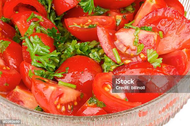 Photo libre de droit de Rouge Tomate Et Salade De Persil banque d'images et plus d'images libres de droit de Aliment - Aliment, Aliment cru, Aliments et boissons