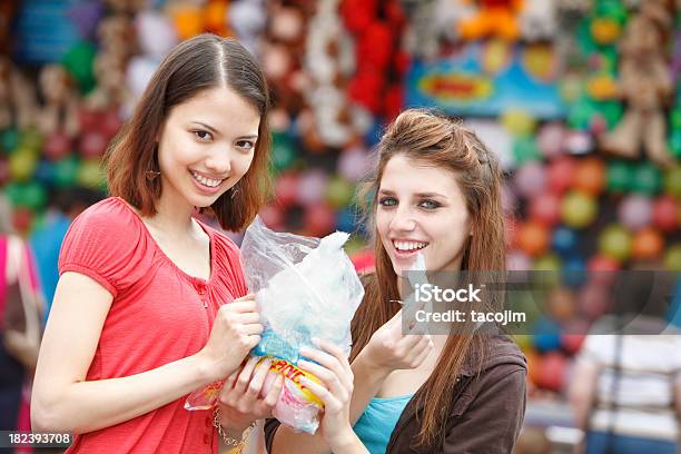 Zuckerwatte Im Karneval Stockfoto und mehr Bilder von Chicago - Illinois - Chicago - Illinois, Attraktive Frau, Ausgebleicht