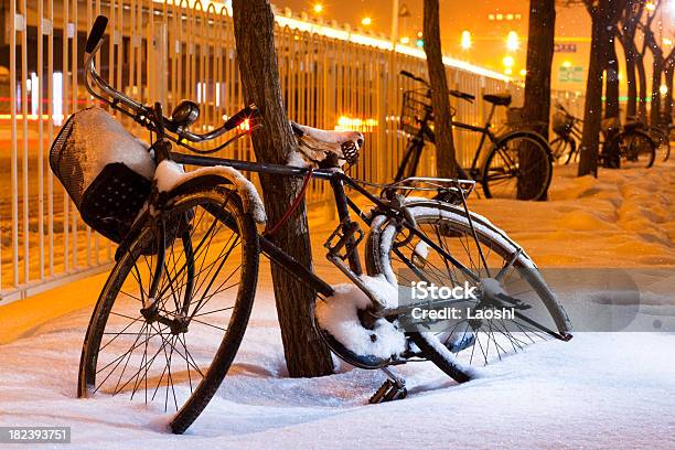 Photo libre de droit de Vélos Dans La Neige banque d'images et plus d'images libres de droit de A l'abandon - A l'abandon, Absence, Arbre