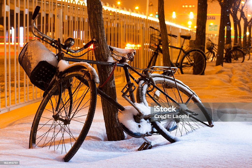 자전거 있는 인공눈 - 로열티 프리 Bicycle Parking Station 스톡 사진