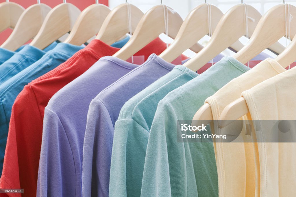 Retail Store: abbigliamento moda con Display su Rack - Foto stock royalty-free di Abbigliamento