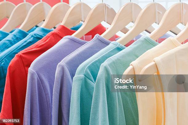 Retail Store Abbigliamento Moda Con Display Su Rack - Fotografie stock e altre immagini di Abbigliamento