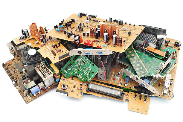 obsoleto los componentes de electrónica aislado en blanco - service electronics industry circuit board capacitor fotografías e imágenes de stock