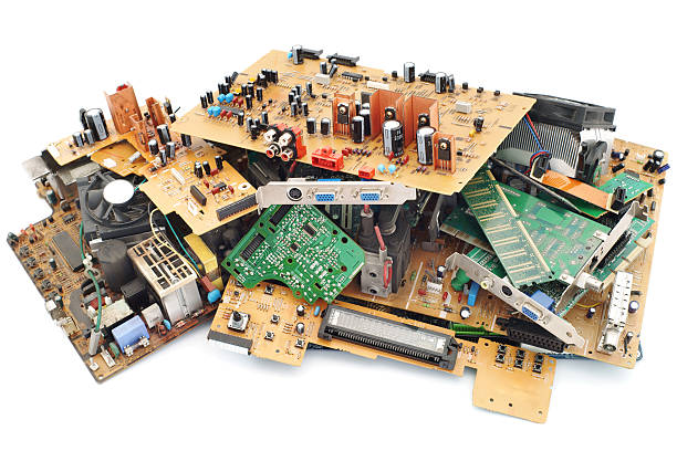 obsoleto componenti elettronici isolato su bianco - service electronics industry circuit board capacitor foto e immagini stock