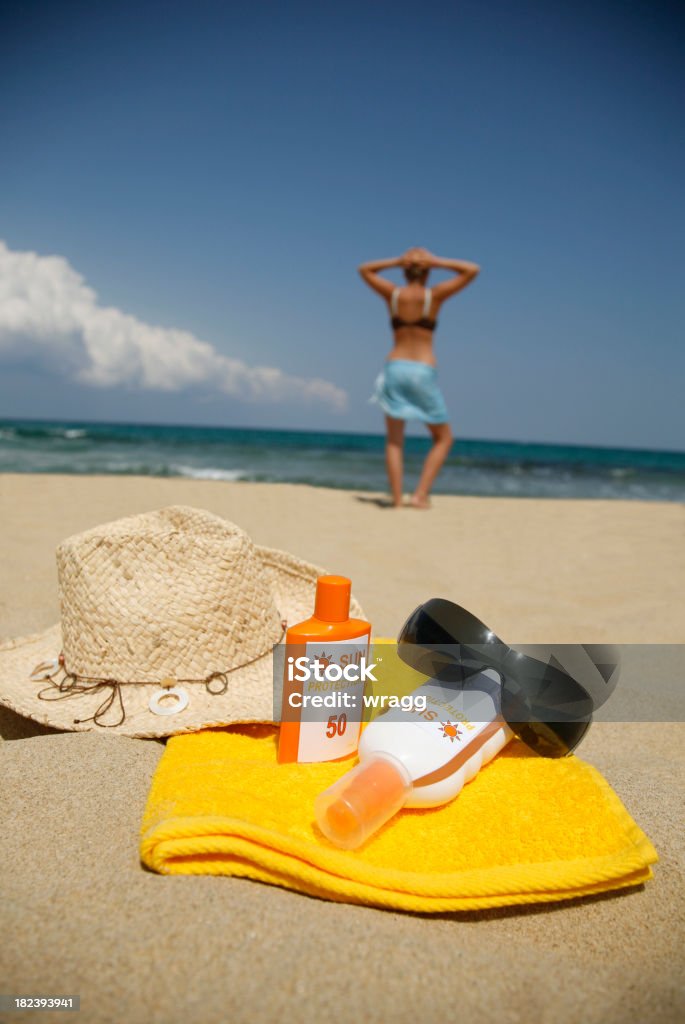 Protezione solare sulla spiaggia - Foto stock royalty-free di Abbronzarsi