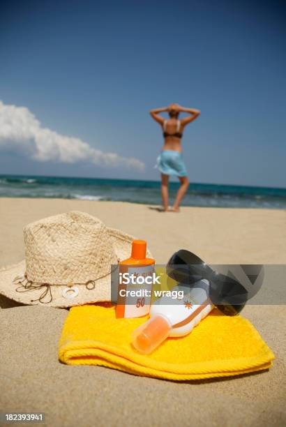 Foto de Proteção Solar Na Praia e mais fotos de stock de Amarelo - Amarelo, Areia, Azul