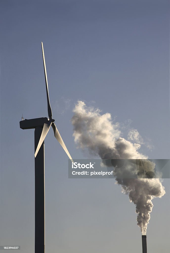 Turbina eólica versus fossil Usina elétrica - Foto de stock de Chaminé royalty-free