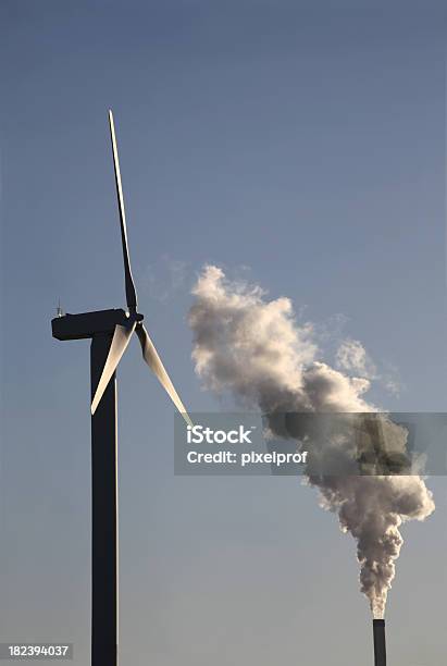 Foto de Turbina Eólica Versus Fossil Usina Elétrica e mais fotos de stock de Chaminé - Chaminé, Turbina Eólica, Azul