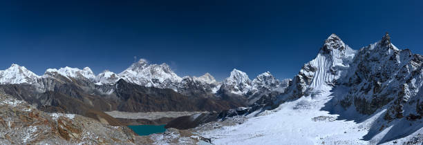 monte everest y de gokyo renjo la - glacier himalayas frozen lake fotografías e imágenes de stock