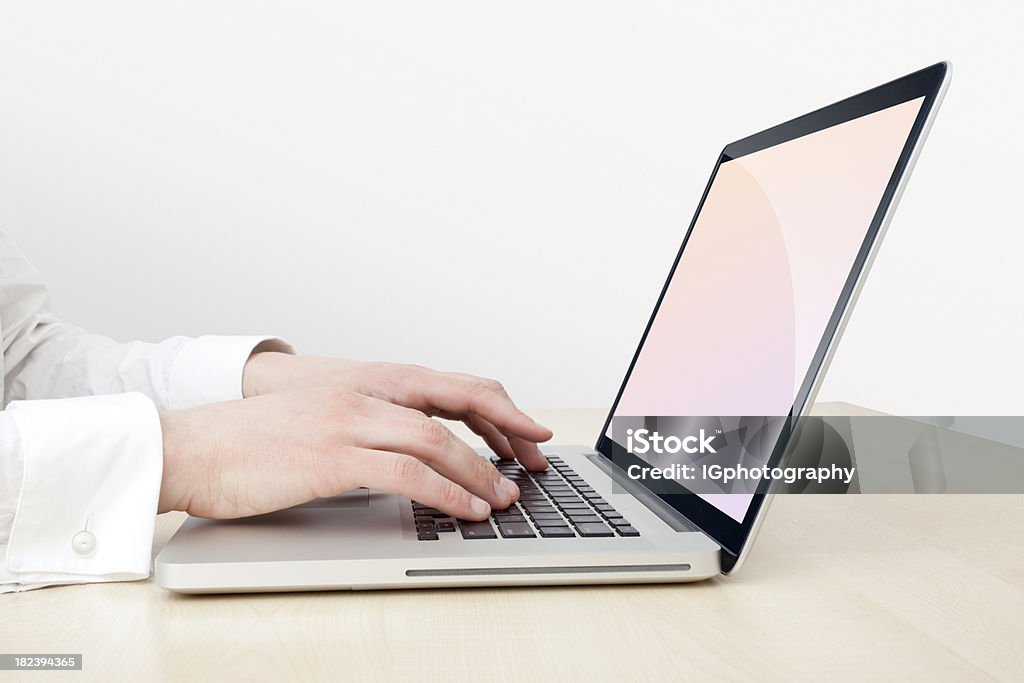Mains, taper sur un clavier d'ordinateur portable sur le bureau - Photo de Adulte libre de droits