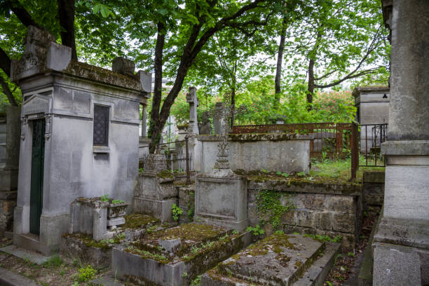 grab auf dem friedhof père lachaise, paris, frankreich - lachaise stock-fotos und bilder