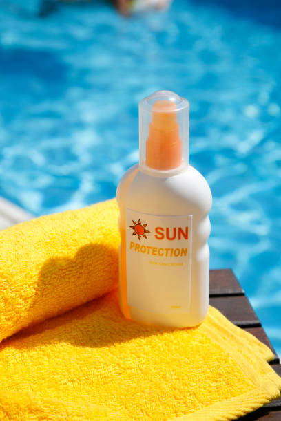 istock Sun Protection by a Swimming Pool 182394568
