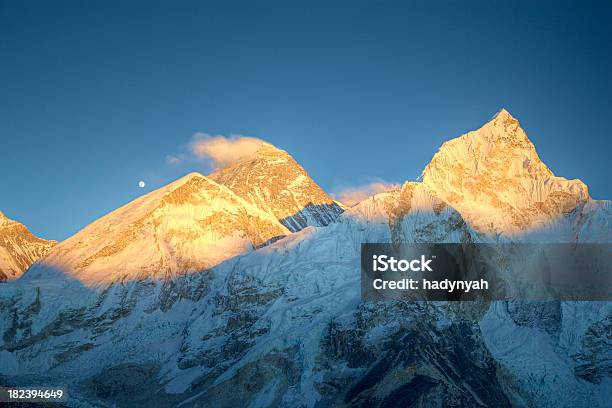 Monte Everest Lhotse Y Nuptse De Kala Pattar Foto de stock y más banco de imágenes de Aire libre - Aire libre, Aislado, Anochecer