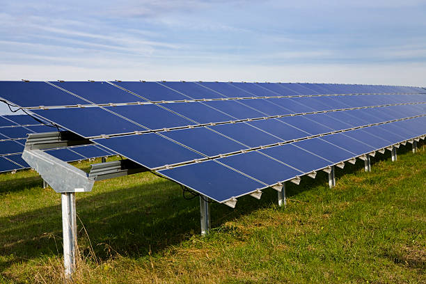 granja de energía solar en el campo - eos5d fotografías e imágenes de stock